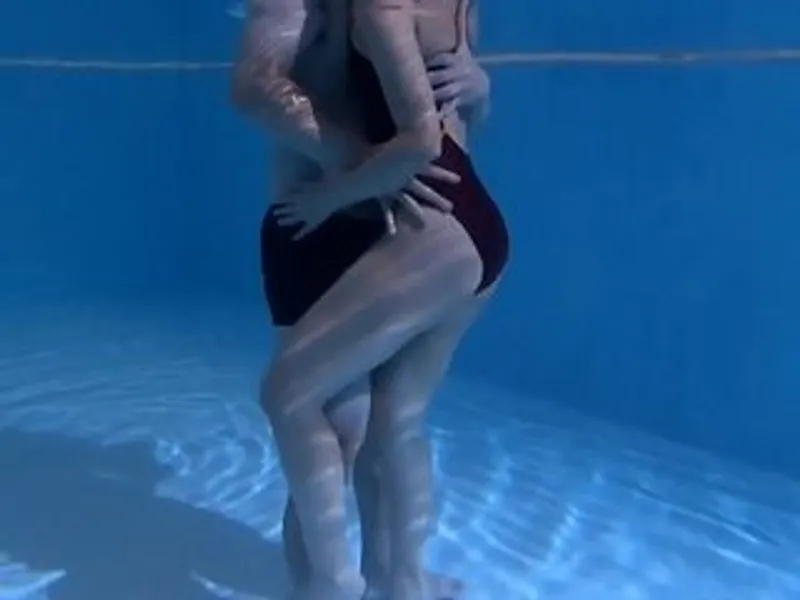 ông xã lạnh nhạt, bà xã địt nhau với hlv dạy bơi