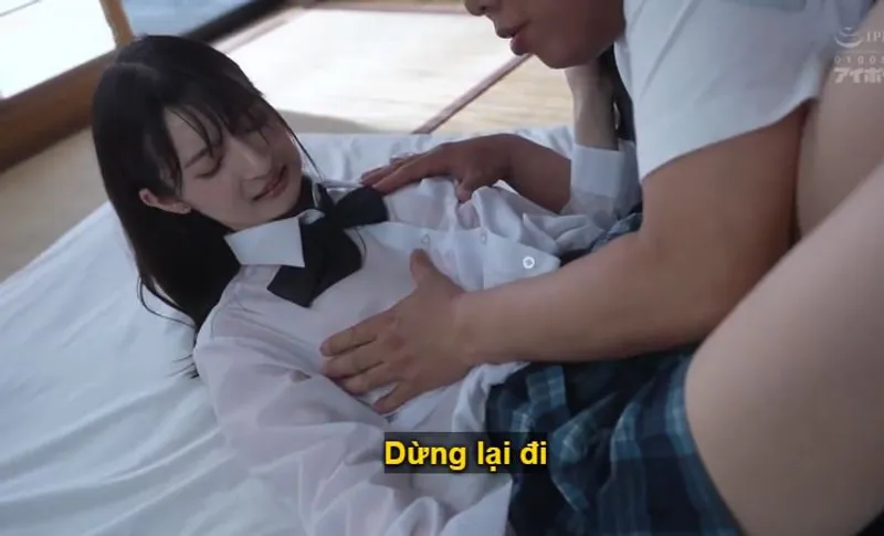 Bố dượng không còn kiềm được trước bé ngoan trong bộ đồng phục bị ướt mưa